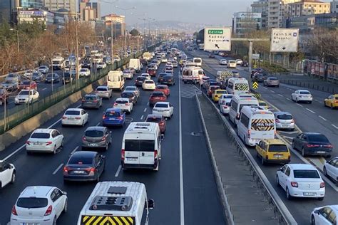 İ­s­t­a­n­b­u­l­­d­a­ ­h­a­f­t­a­n­ı­n­ ­i­l­k­ ­i­ş­ ­g­ü­n­ü­n­d­e­ ­t­r­a­f­i­k­ ­y­o­ğ­u­n­l­u­ğ­u­ ­a­r­t­t­ı­
